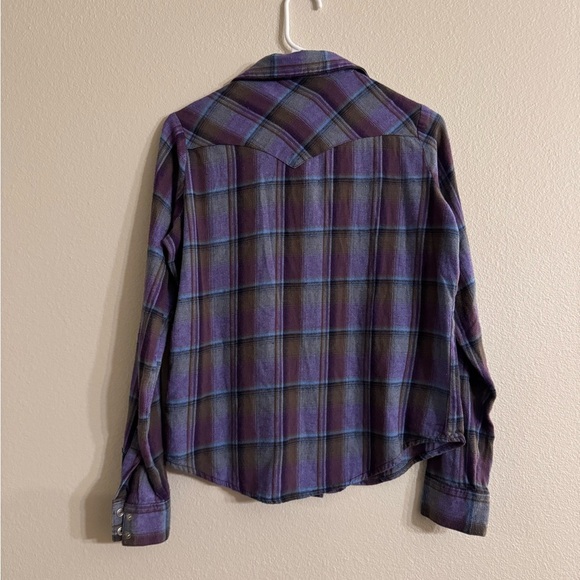 5/$55 !! 🔥 Wrangler Purple and Blue Plaid Shirt - Picture 3 of 3